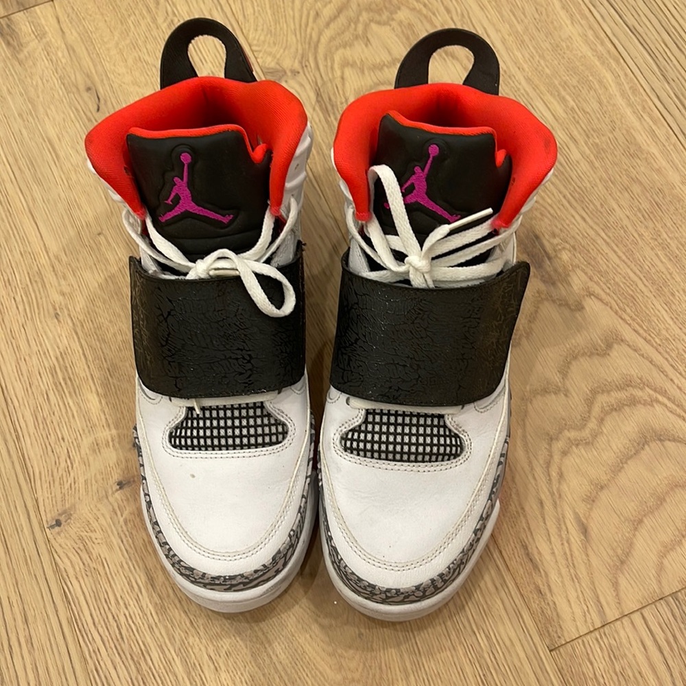 Jordan kicks!